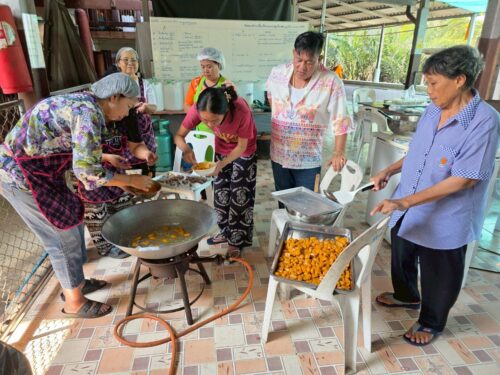โครงการยกระดับเศรษฐกิจฐานราก พัฒนากลุ่มอาชีพในจังหวัดสมุทรสงคราม กิจกรรมที่ 3 อบรมฝึกอาชีพการทำขนมเม็ดขนุนเผือก