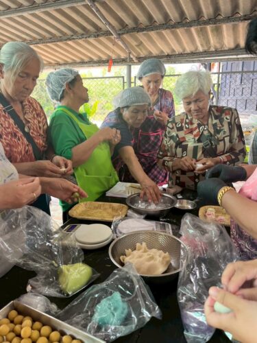 โครงการยกระดับเศรษฐกิจฐานราก พัฒนากลุ่มอาชีพในจังหวัดสมุทรสงคราม กิจกรรมที่ 3 อบรมฝึกอาชีพการทำขนมผกากรอง