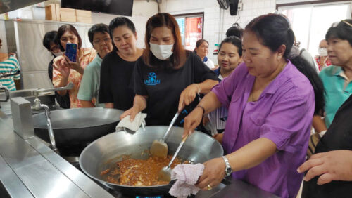 ดำเนินโครงการยกระดับเศรษฐกิจฐานราก พัฒนากลุ่มอาชีพในจังหวัดสมุทรสงคราม กิจกรรมที่ 3 อบรมฝึกอาชีพการทำน้ำพริกเผากากหมู