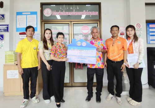 มอบเงินและป้ายโครงการปรับสภาพแวดล้อมและสิ่งอำนวยความสะดวกของผู้สูงอายุให้เหมาะสมและปลอดภัย