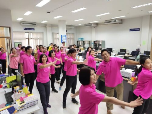 จัดกิจกรรมออกกำลังกายและเต้นแอโรบิค