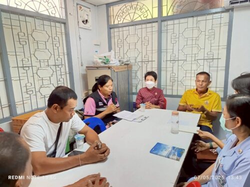 ประชุมทีมสหวิชาชีพเพื่อวางแผนการให้ความช่วยเหลือผู้สูงอายุ ซึ่งไม่สามารถติดต่อญาติมารับตัวภายหลังสิ้นสุดการรักษาได้