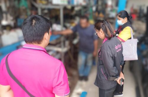 ลงพื้นที่เพื่อให้ความช่วยเหลือชายสูงอายุ