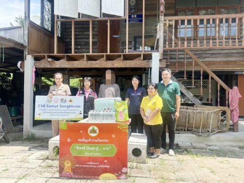ร่วมมอบป้ายโครงการปรับสภาพแวดล้อมและสิ่งอำนวยความสะดวกของผู้สูงอายุให้เหมาะสมและปลอดภัย