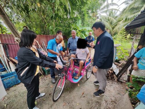 ลงพื้นที่มอบอุปกรณ์ช่วยคนพิการ ประเภทรถเข็นนั่งและรถสามล้อชนิดมือโยก ตามโครงการจัดหากายอุปกรณ์สำหรับช่วยคนพิการ 72,000 ชุด เฉลิมพระเกียรติพระบาทสมเด็จพระเจ้าอยู่หัว