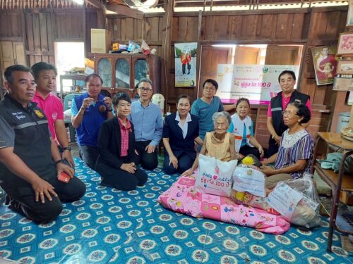 ลงพื้นที่เยี่ยมบ้านและมอบของขวัญในกิจกรรม “ส่งต่อกำลังใจผู้สูงวัย 100 ปี”