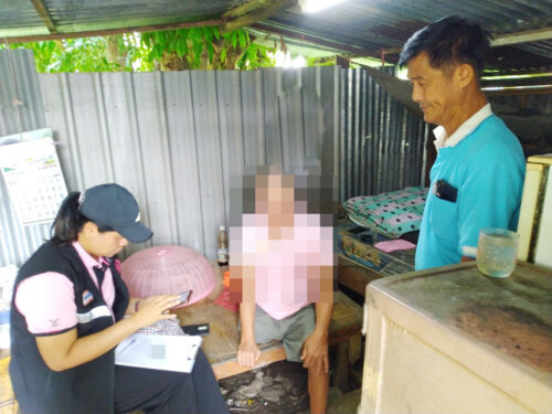 ร่วมลงพื้นที่เยี่ยมบ้านผู้ประสบปัญหาทางสังคม กรณีเป็นผู้สูงอายุและผู้พิการ